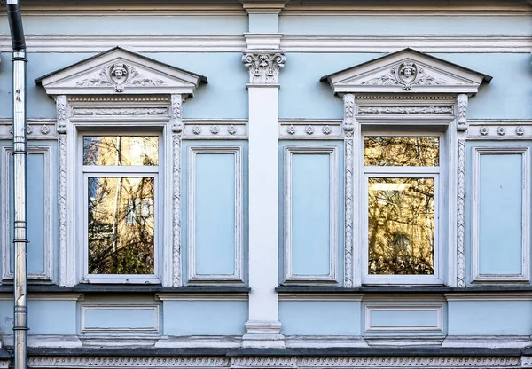 Architektonische Details Und Dekoration Der Blauen Vintage Stuckfassade Die Zwei — Stockfoto