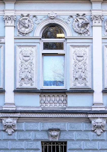 Arkitektoniska Detaljer Och Dekoration Fasadens Blå Vintage Stuckatur Ramar Fönstret — Stockfoto