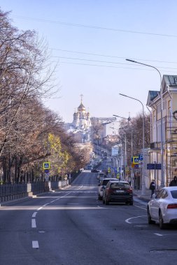 Moskova, Rusya - 14 Kasım 2018: Petrovsky görünümü Bulvarı ve Rusya yeni Şehitler Lubyanka üzerinde Tapınağı