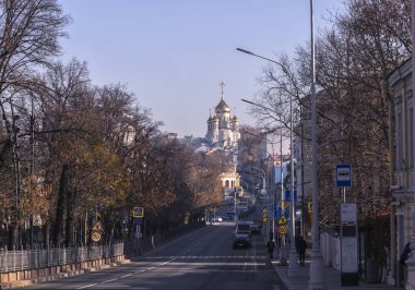 Moskova, Rusya - 14 Kasım 2018: Petrovsky görünümü Bulvarı ve Rusya yeni Şehitler Lubyanka üzerinde Tapınağı