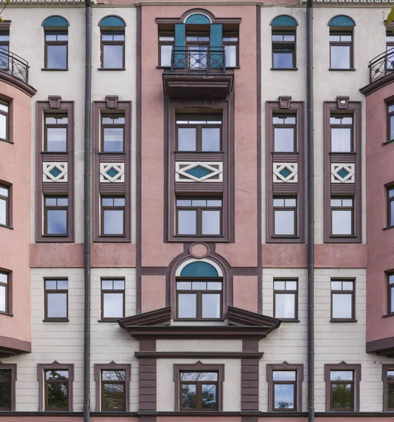 Elegant Facade Geometric Pattern Apartment Building Art Nouveau Front View — Stock Photo, Image