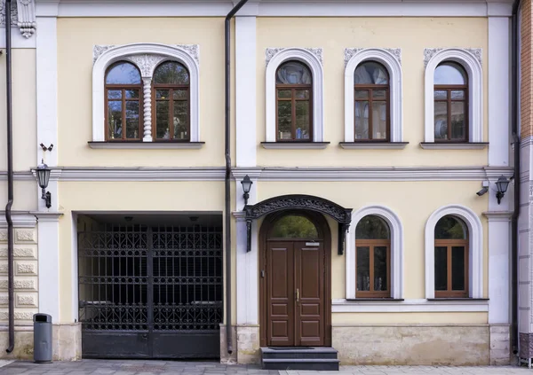 様式化された古代ロシア建築詳細で飾られた鉄の門 アーチ型の窓を持つヴィンテージ建築ファサード建物 — ストック写真