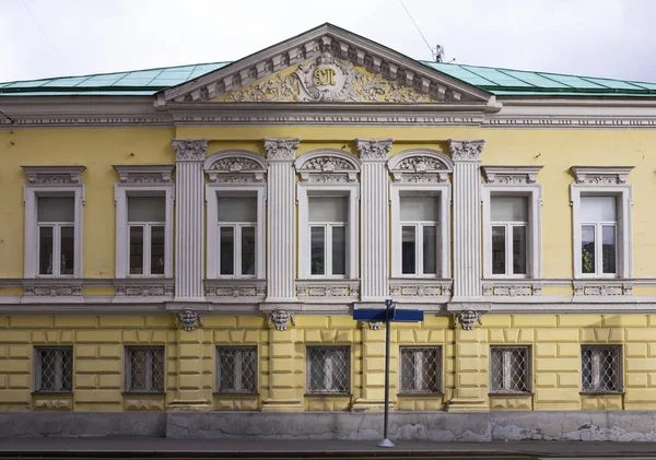 Kleine Oude Merchant Herenhuis Gable Versierd Met Stucwerk Moulding Monogram — Stockfoto