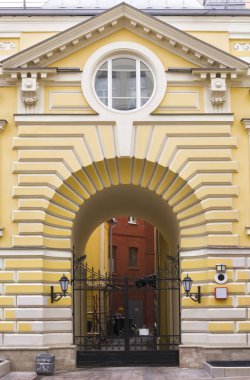 Klasisizm içinde Bina mimari detaylar. Arch, demir kapı, tavan, yuvarlak pencere, gable