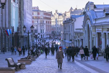 Moskova, Rusya - 16 Kasım 2018: Görünüm, Kuznetsky çoğu sokak mavi saatte Güz.