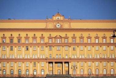 Vintage mimari klasik cephe yuvarlak saat ve bayrak bir orak ile ve hammervintage mimari klasik cephe ile yuvarlak masa saati ve askeri üniformaları ile bir orak ve çekiç ile