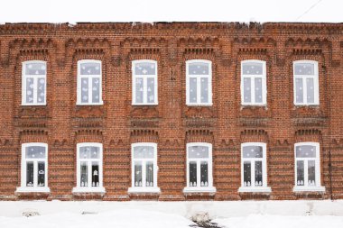 Vintage mimari kış cephe kırmızı tuğla bina. Önden Görünümü Kapat.