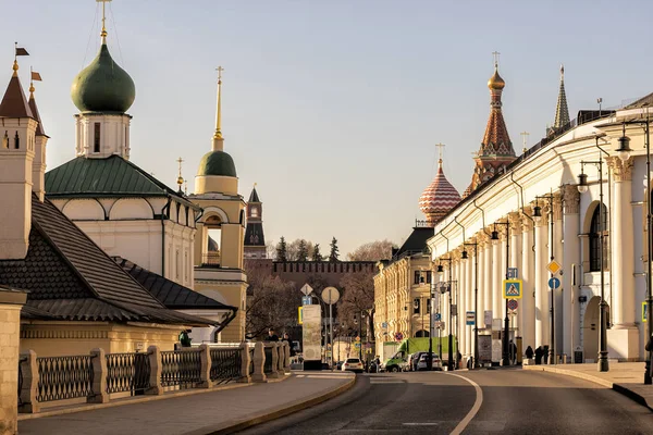 モスクワのダウンタウン 古い歴史的建造物 Varvarka クレムリンの壁と秋の聖ワシリイ大聖堂のドームのビュー — ストック写真