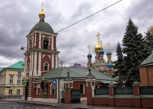 Gonchary の聖母の被昇天教会とモスクワの通りの眺め ロシア Kotelnichesky レーンを翻訳します — ストック写真