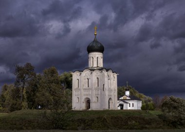 Bogolubovo, Vladimir, Rusya Federasyonu - 27 Eylül 2018: Kutsal bakire (Pokrova-na-Nerli şefaat Kilisesi). 