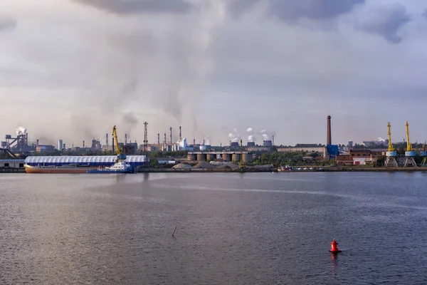 Planta Industrial Orilla Del Río Bouy Rojo Rusia — Foto de Stock