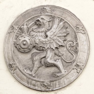heykel Rölyef, Romanov ev aile arması griffin hanedan canavar görüntü ile. Önden Görünümü Kapat.