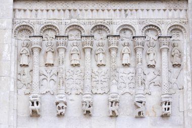 Dış mimari dekorasyonlar St. Demetrius Katedrali, Vladimir, Rusya. Kilisenin güney duvarında beyaz taş oyma. Arcature kemer