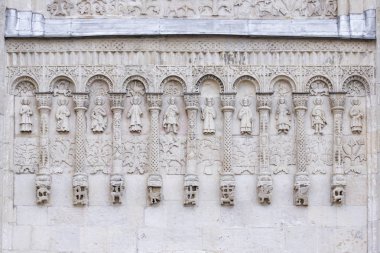 Dış mimari dekorasyonlar St. Demetrius Katedrali, Vladimir, Rusya. Kilisenin güney duvarında beyaz taş oyma. Arcature kemer