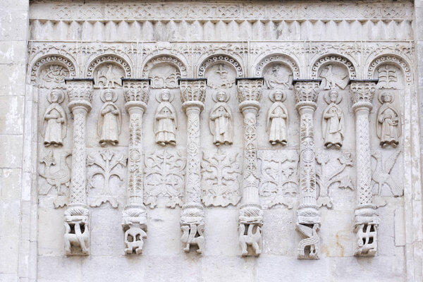 Собор Святого Димитрия, Владимир, Россия. Белая каменная резьба на южной стене церкви. Пояс Аркатура
