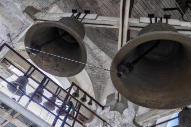 Kilise çanları yukarı doğru