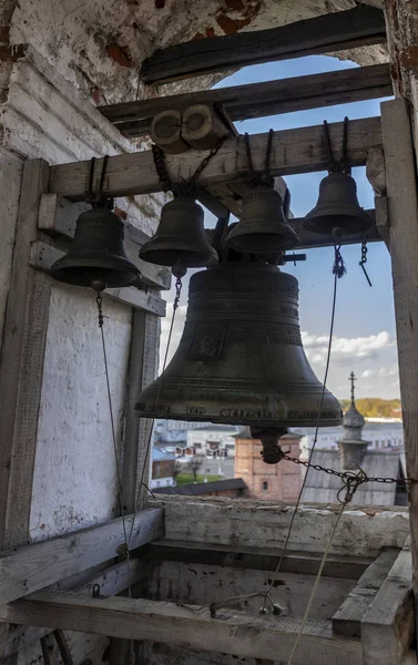 Campanas de la iglesia en el campanario —  Fotos de Stock