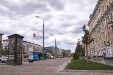 Moskova, Rusya - 11 Mayıs 2019: İlkbaharda Sadovoy Ring Caddesi manzarası. Trnslt: Dinozor göstermek dünyada 1 numara, onlar, dinozorlar ile yürüyüş, Smolensky Bulvarı, Yandex taksi, Sportmaster