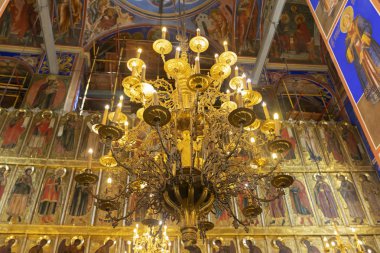 Suzdal, Rusya - 26 Haziran 2019; Kutsal Meryem Ana'nın Doğuşu Katedrali. Eski kilise avizesi