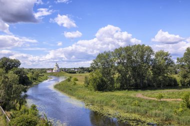 Kilise ve nehir, Suzdal, Rusya Altın Yüzük ile Kırsal yaz manzara.