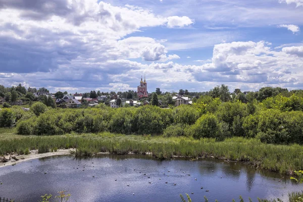 Landelijk Landschap Met Huizen Kerk Vijver Zomer Groen Suzdal Rusland — Stockfoto