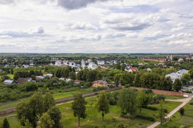Aeral şehir manzarası. Çan kulesinden yaz aylarında eski Rus kenti Suzdal.
