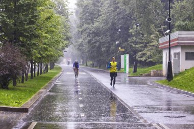 Moskova, Rusya - 25 Temmuz 2019: Bulutlu bir yaz gününde Andreevskaya setine yağmur yağıyor