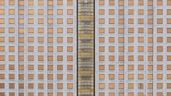 Fachada Edifício Plano Parede Cinza Janelas Quadradas Douradas Vista Frontal — Fotografia de Stock