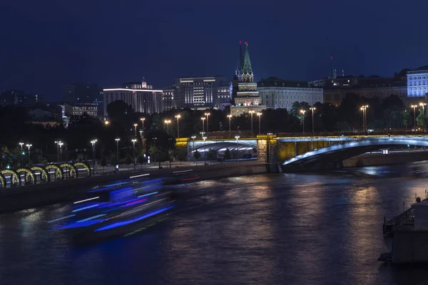 Moskauer Landschaft Mit Fluss Kreml Und Brücke Nachtsicht Flussboot Verschwimmt — Stockfoto