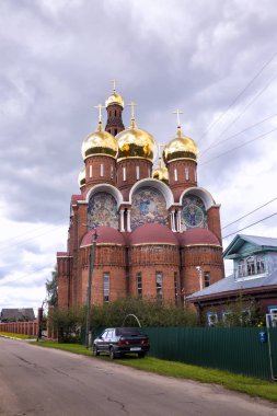 Altın kubbe ve seramik karo dekorasyon ile eski büyük kırsal kırmızı tuğla kilise. Vichuga, Rusya Federasyonu.