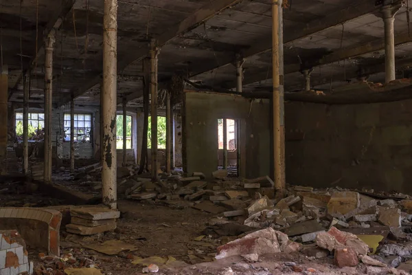 放棄された崩壊工場のワークショップ内装 — ストック写真