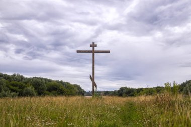 Yaz manzara büyük ahşap doğu ortodoks hıristiyanlık çapraz