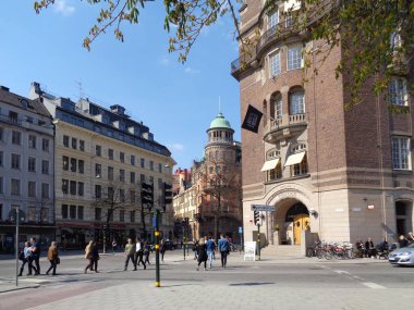  Stockholm, İsveç - 23 Nisan 2019: Engelbrekstplan Caddesi manzarası. Çevir: İsveççe güvenli, Stureplan Meydanı.
