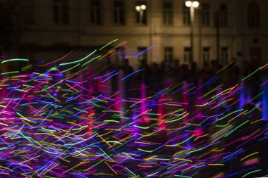 Şenlikli bir gecenin ışıkları 