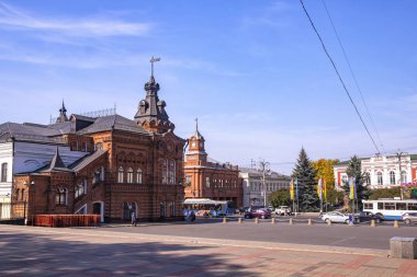 Vladimir, Rusya - 10 Eylül 2019: Güneşli sonbahar gününde Fobornaya Meydanı'nı görüntüleyin. Çevir: lezzetli ruh hali, sberbank, banka.