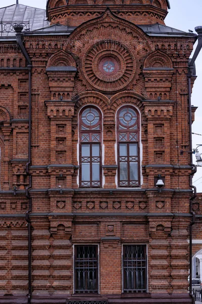 Zabytkowe Architektura Czerwony Cegła Fasada Budynek Okrągły Okno Widok Przodu — Zdjęcie stockowe
