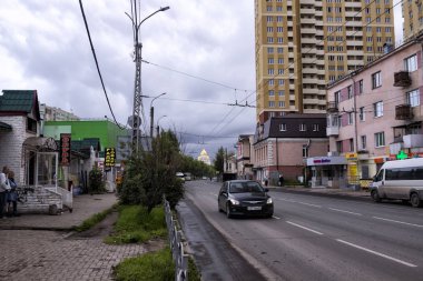 Ivanovo, Rusya - 6 Ağustos 2019: Karl Marks Caddesi. Tercüme: Ayakkabılar, radyo ürünleri, sizin için kıyafetler, kuaför, anahtarlar, eczane