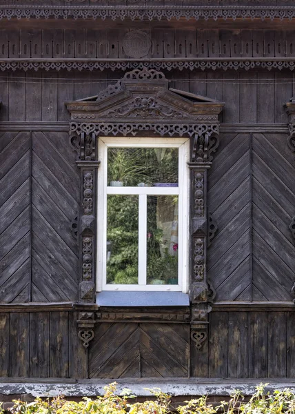 Parete Una Casa Legno Finestra Incorniciata Con Sculture Stile Tradizionale — Foto Stock