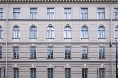 Klasik mimari açık kahverengi ön pencereli pembe cephe