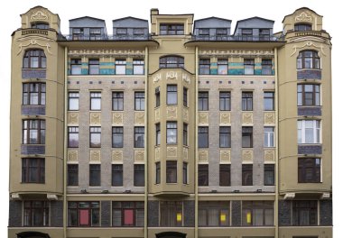 Art Nouveau tarzında oriel binaları olan klasik mimari ön görünümü beyaz üzerine izole edilmiş
