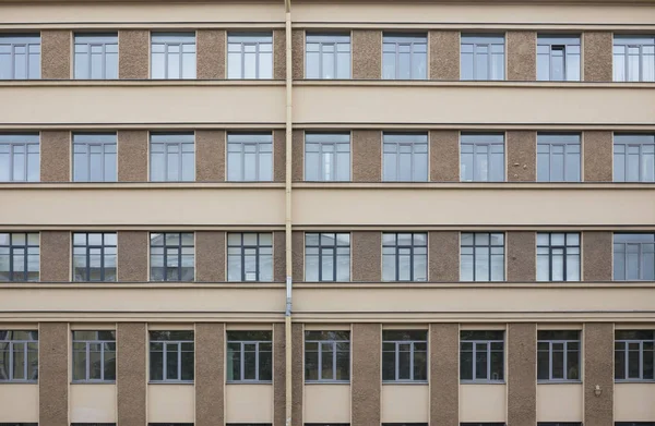 Винтажная Архитектура Двухцветный Фасад Квадратными Окнами Переднего Вида — стоковое фото