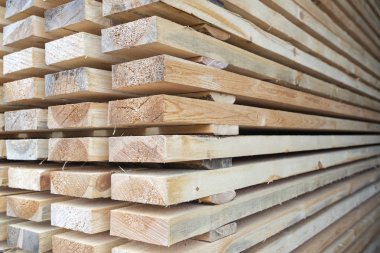 Kereste yığını yüklemeye hazır.