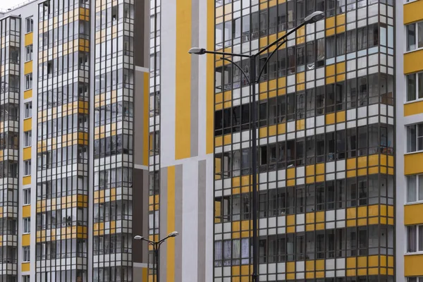 Kolorowa Fasada Nowoczesnego Wieżowca Miejskiego — Zdjęcie stockowe
