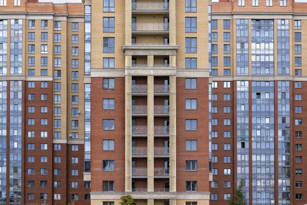 现代建筑明亮的色彩立面高楼前景 — 图库照片