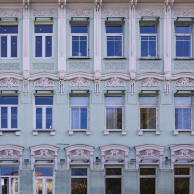 Klasik mimari klasik yeşil cephe beyaz sıva döşeme ön görünümü.