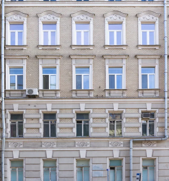 Graue Ziegelfassade Wohnhaus Vorderansicht — Stockfoto