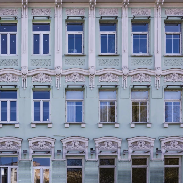 Klasik mimari klasik yeşil cephe beyaz sıva döşeme ön görünümü.