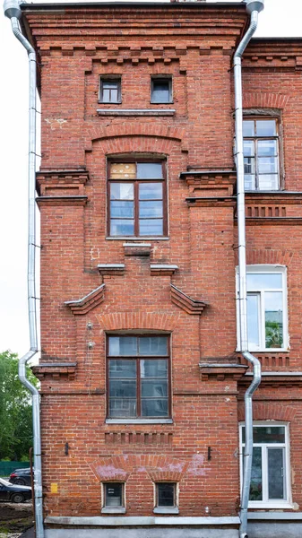 建筑上的细节塔胜过旧红砖住宅 — 图库照片