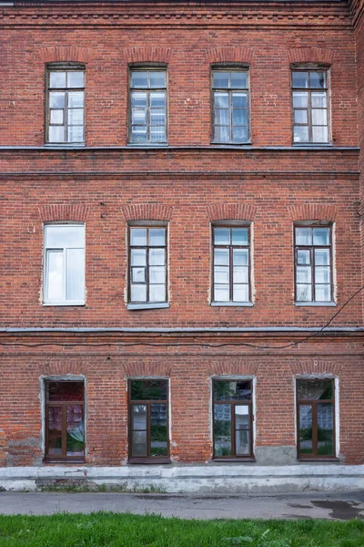 ヴィンテージ建築古典的なファサードアパート赤レンガ造りの建物 — ストック写真