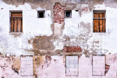 Eski, harap olmuş alçı tuğla cephe duvarı